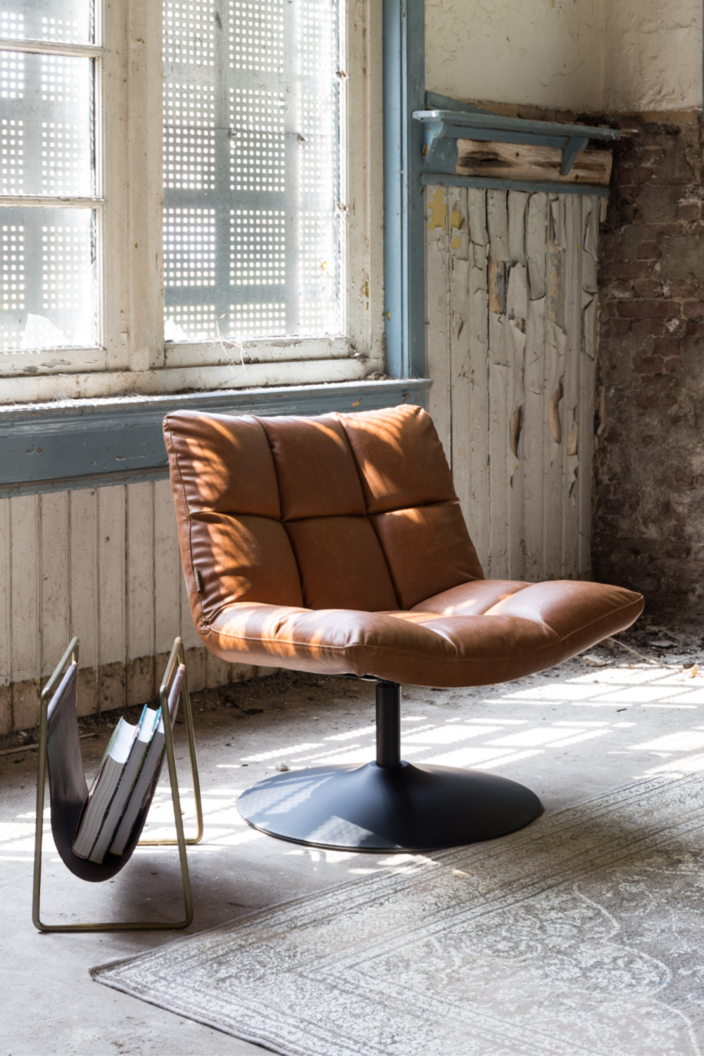 Brown Pedestal Accent Chair | Dutchbone Bar