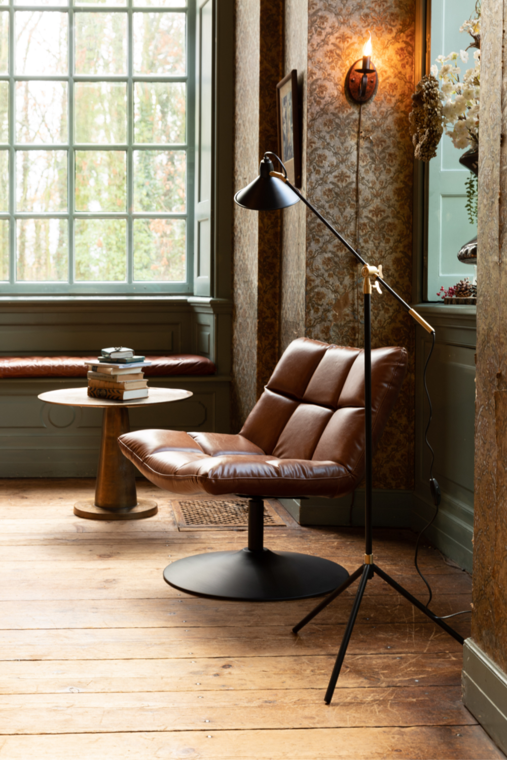 Brown Pedestal Accent Chair | Dutchbone Bar