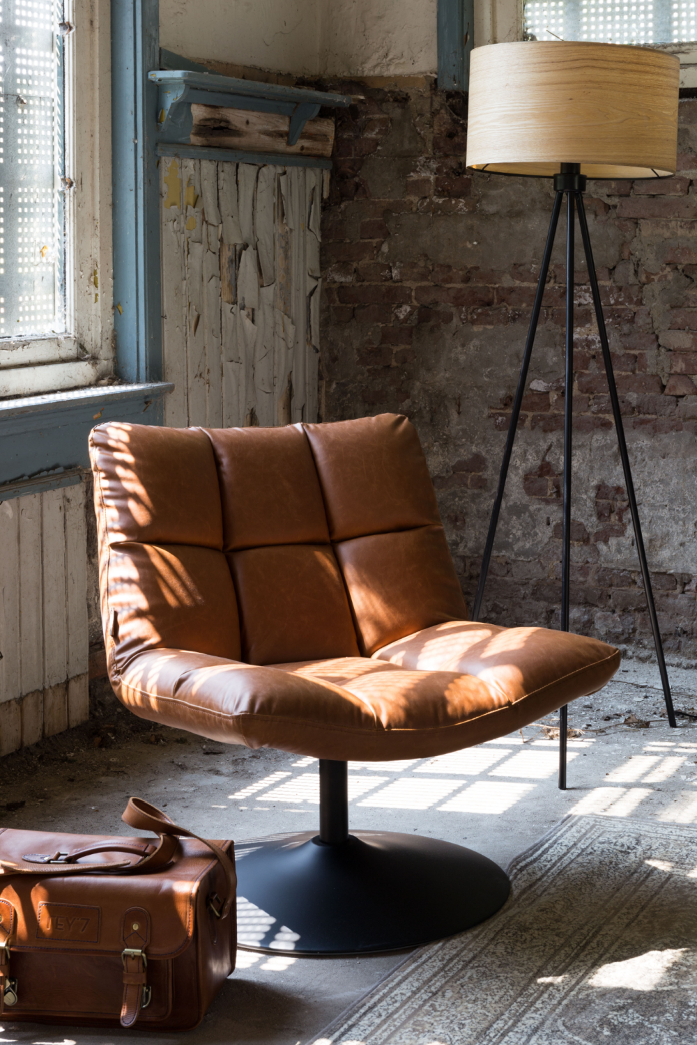Brown Pedestal Accent Chair | Dutchbone Bar
