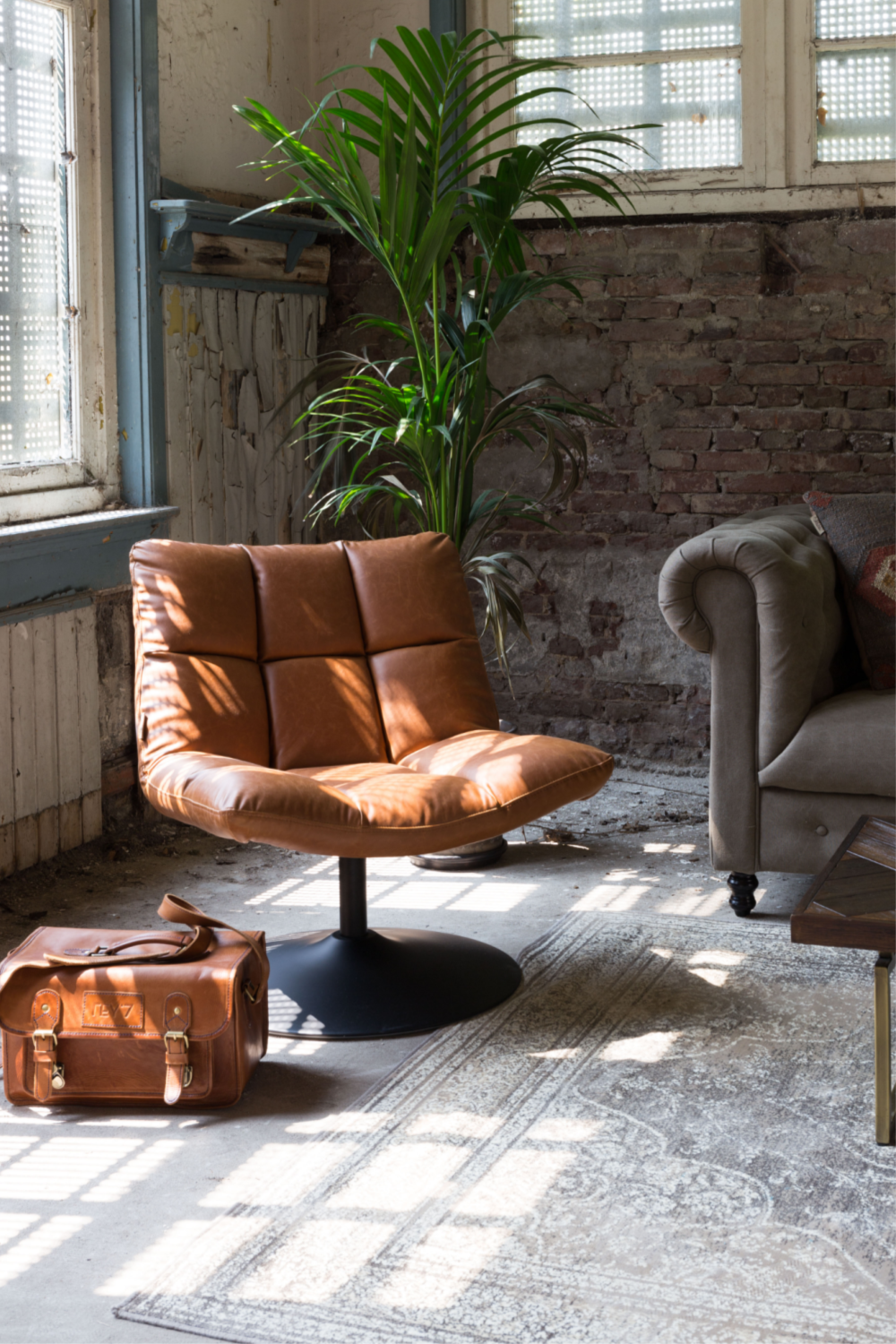 Brown Pedestal Accent Chair | Dutchbone Bar