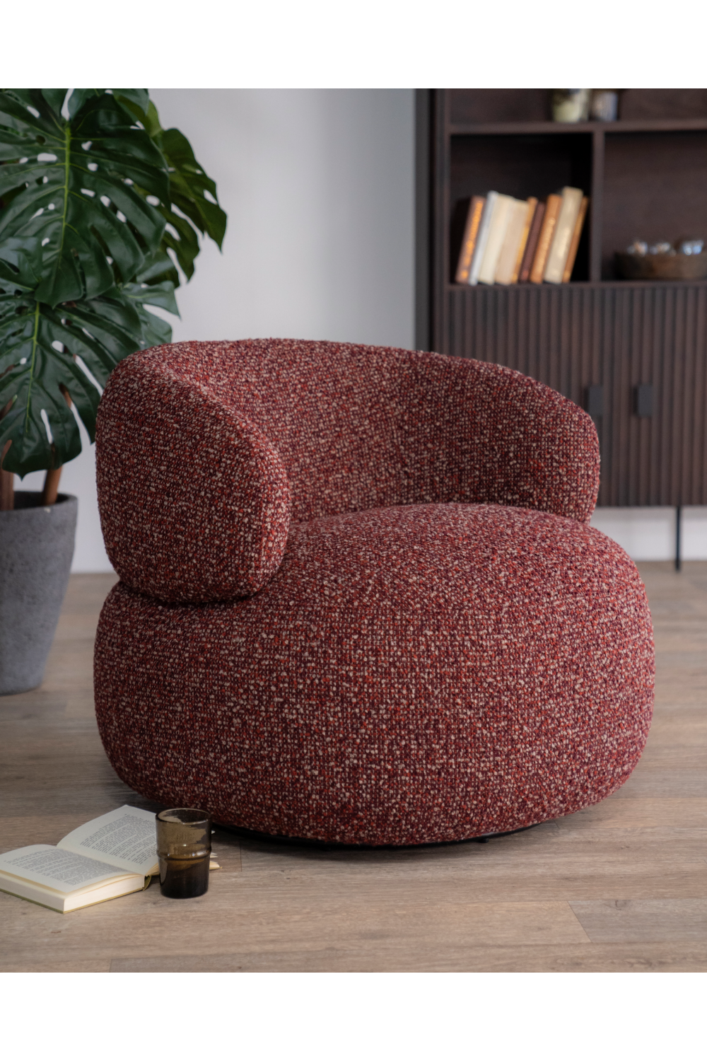 Modern Curved Lounge Chair | Eleonora Maeve