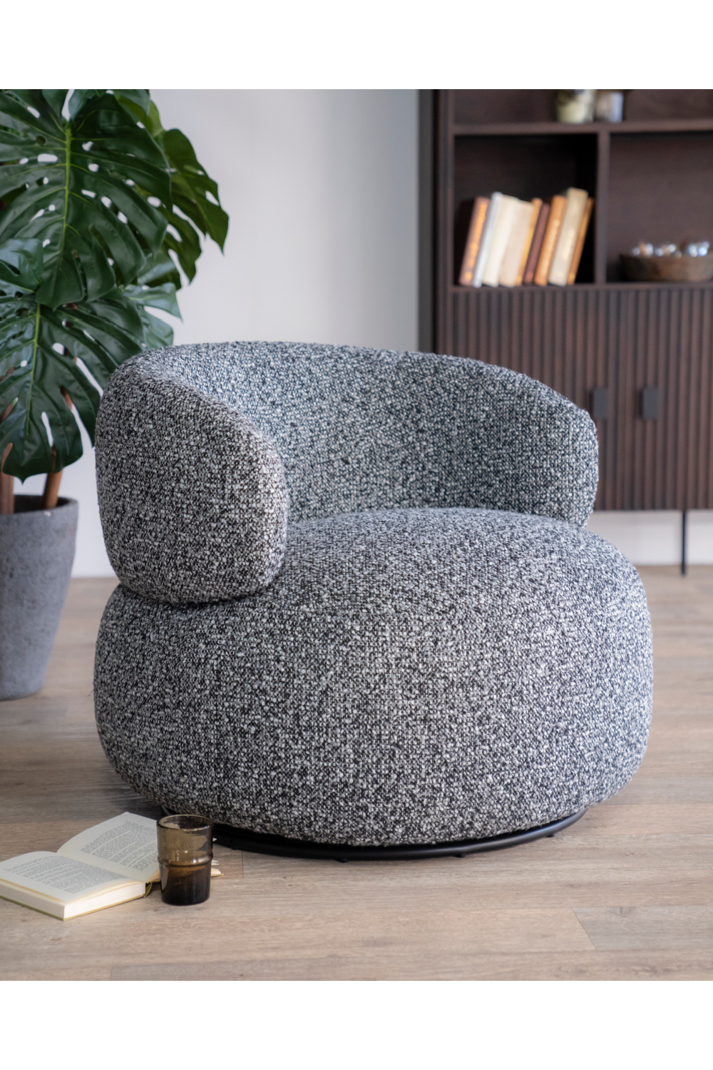 Modern Curved Lounge Chair | Eleonora Maeve