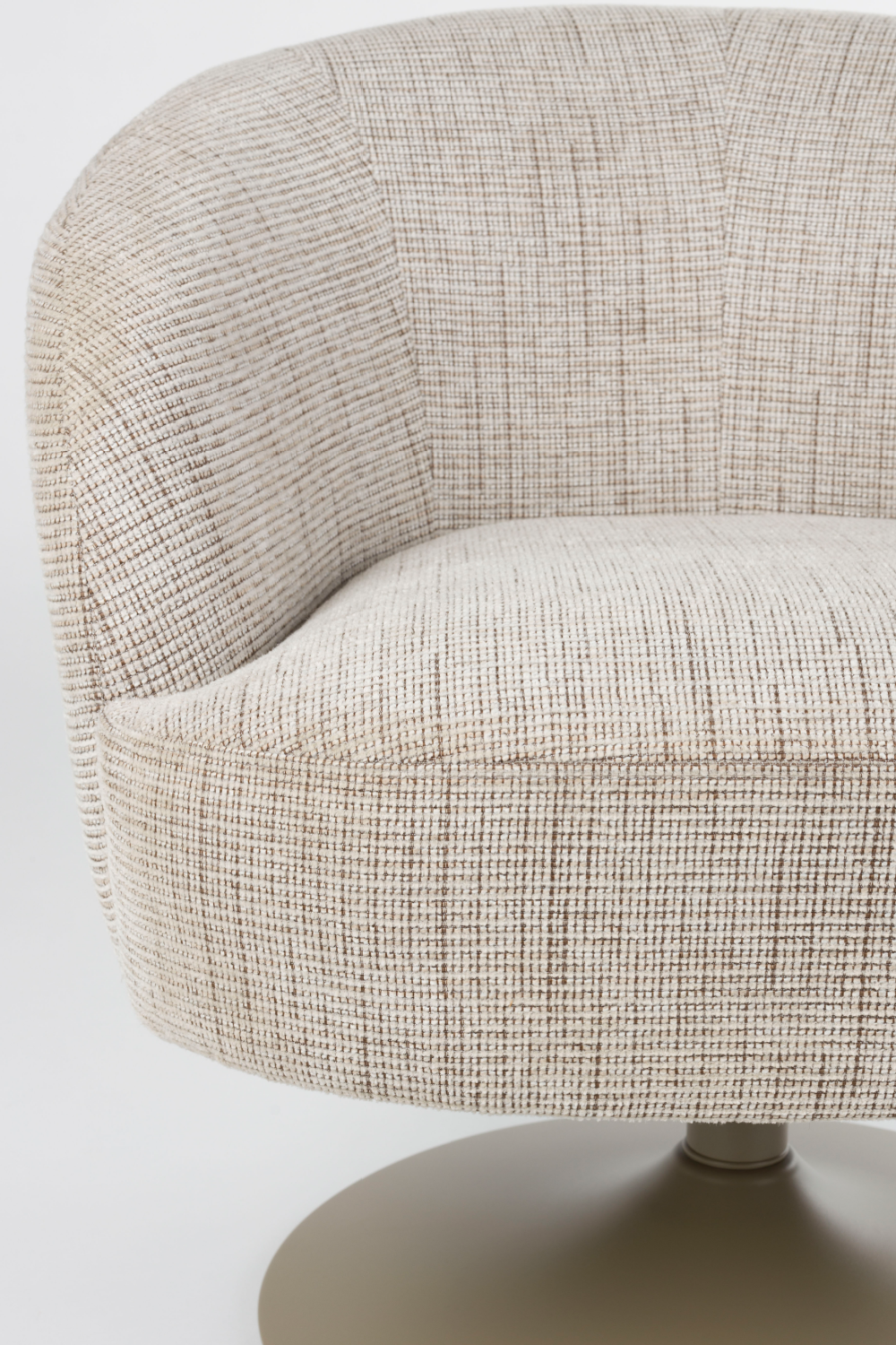 Central Leg Brown Lounge Chair | DF Renate